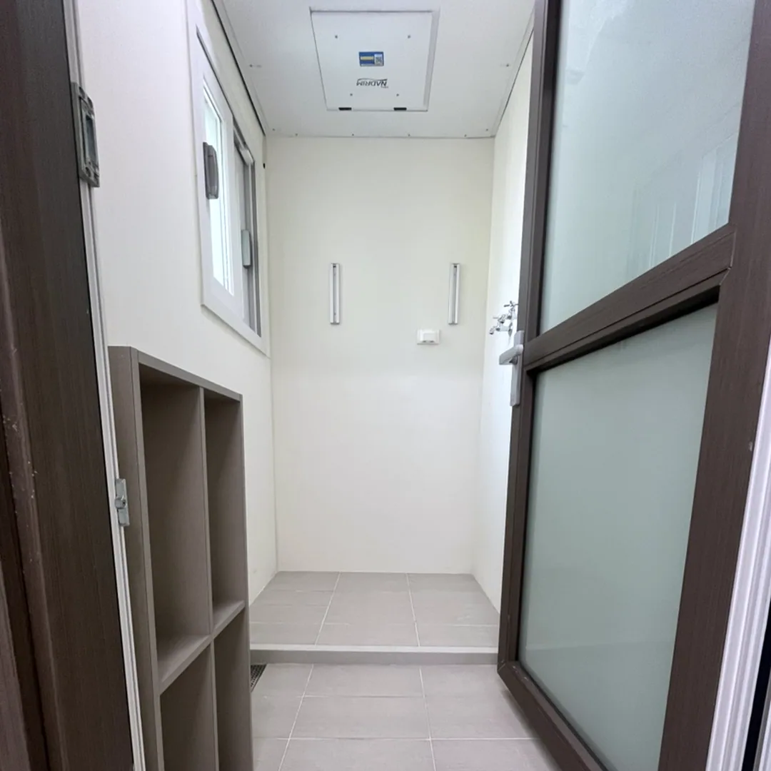 인천 연수구 송도동 호반써밋송도 아파트 다용도실 — 선반장이 있는 타일 공간