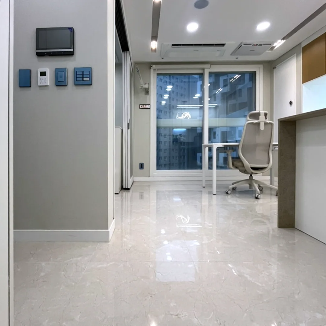 서울 송파구 방이동 잠실트리움 오피스텔 거실 — 현관에서 본 거실과 주방
