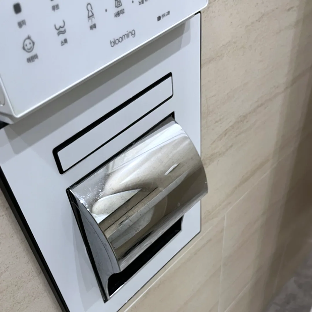 서울 송파구 방이동 잠실트리움 오피스텔 욕실 — 비데 조작부와 휴지걸이