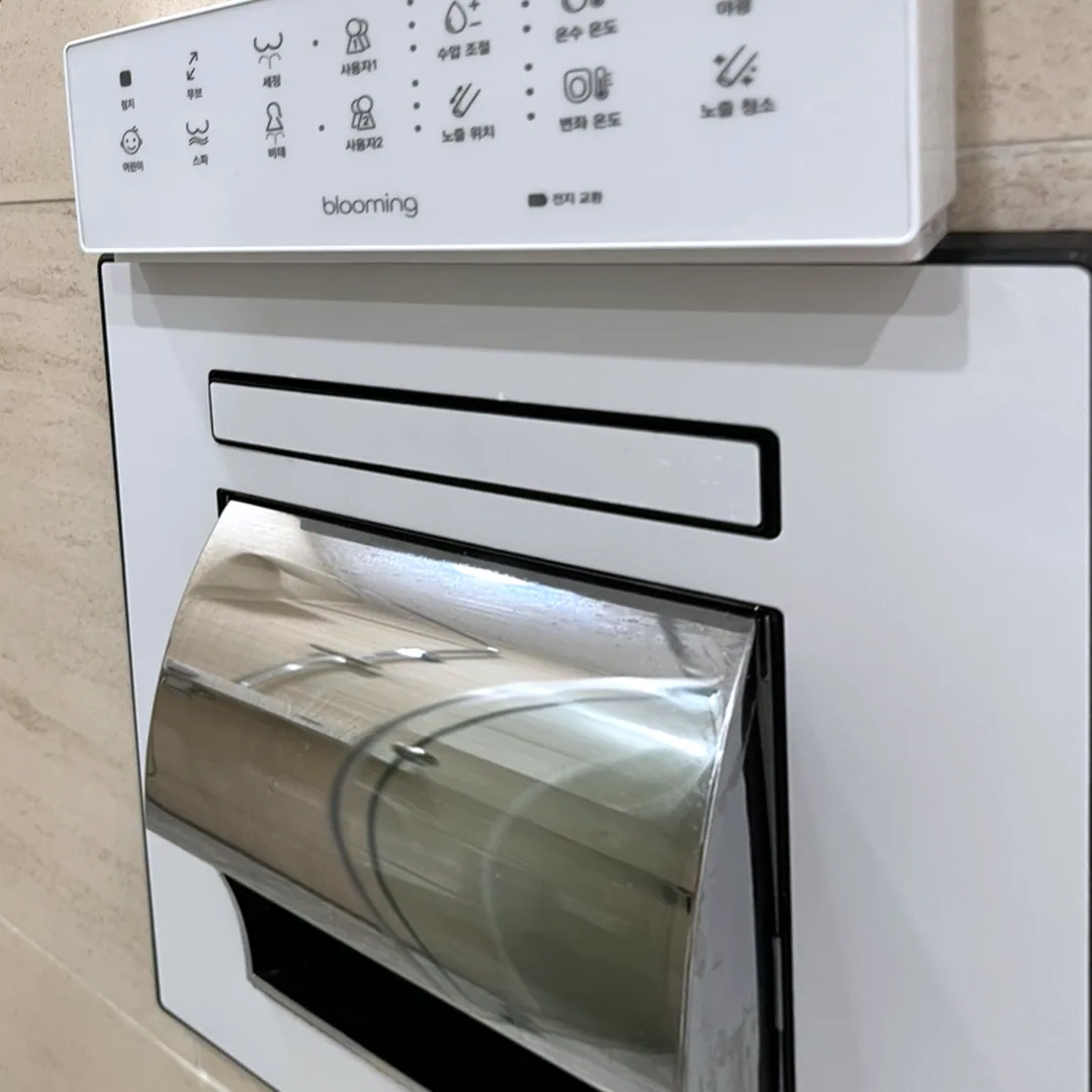 서울 송파구 방이동 잠실트리움 오피스텔 욕실 — 비데 조작부